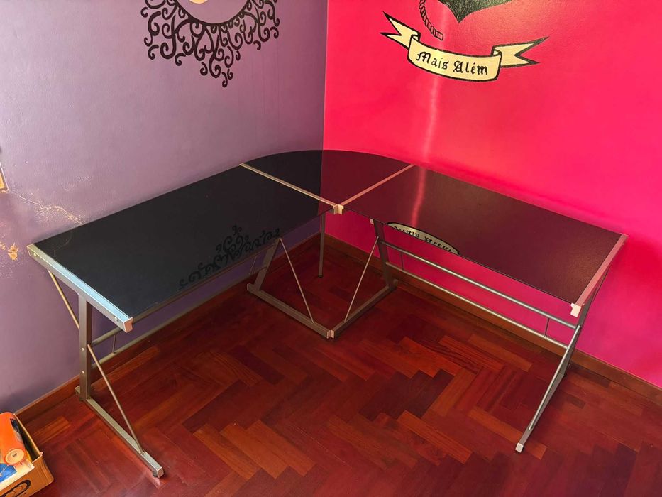 Secretária metálica com tampo de vidro