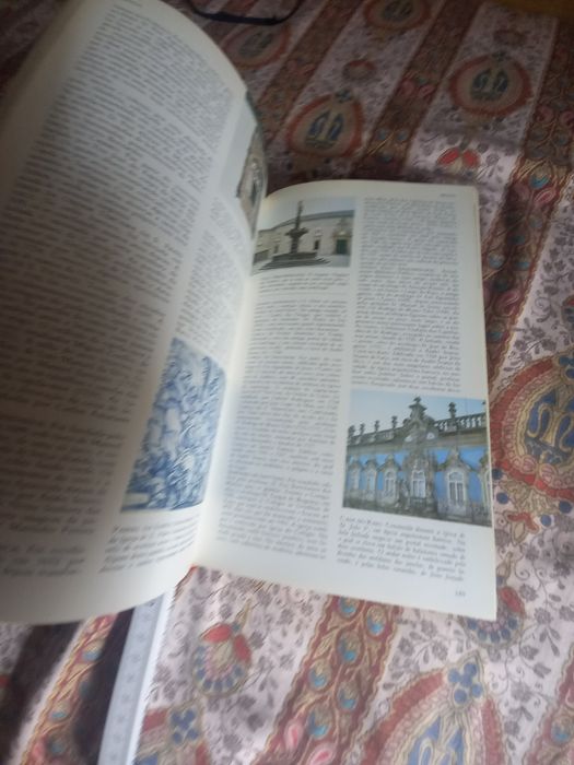 Livro Tesouros Artísticos de Portugal muito estimado