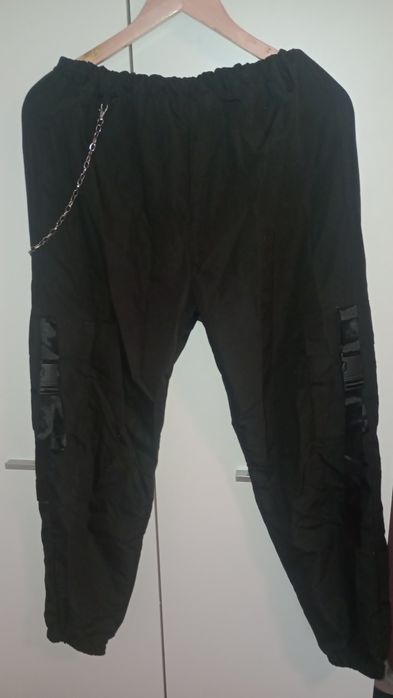 Czarne spodnie z łańcuchem