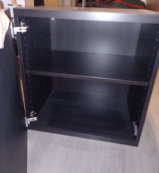 Estrutura BESTÅ, IKEA com porta preta brilhante e uma prateleira