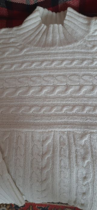 Свитер женский белый.