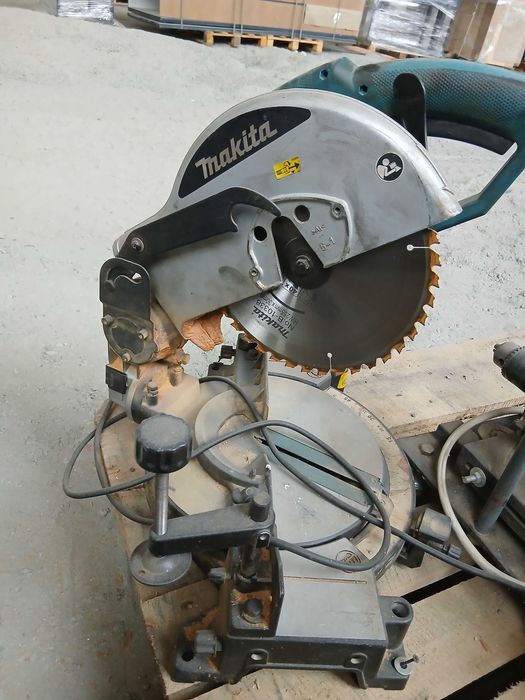 Пила торцова з протяжкою Makita LC1018L  Б/в