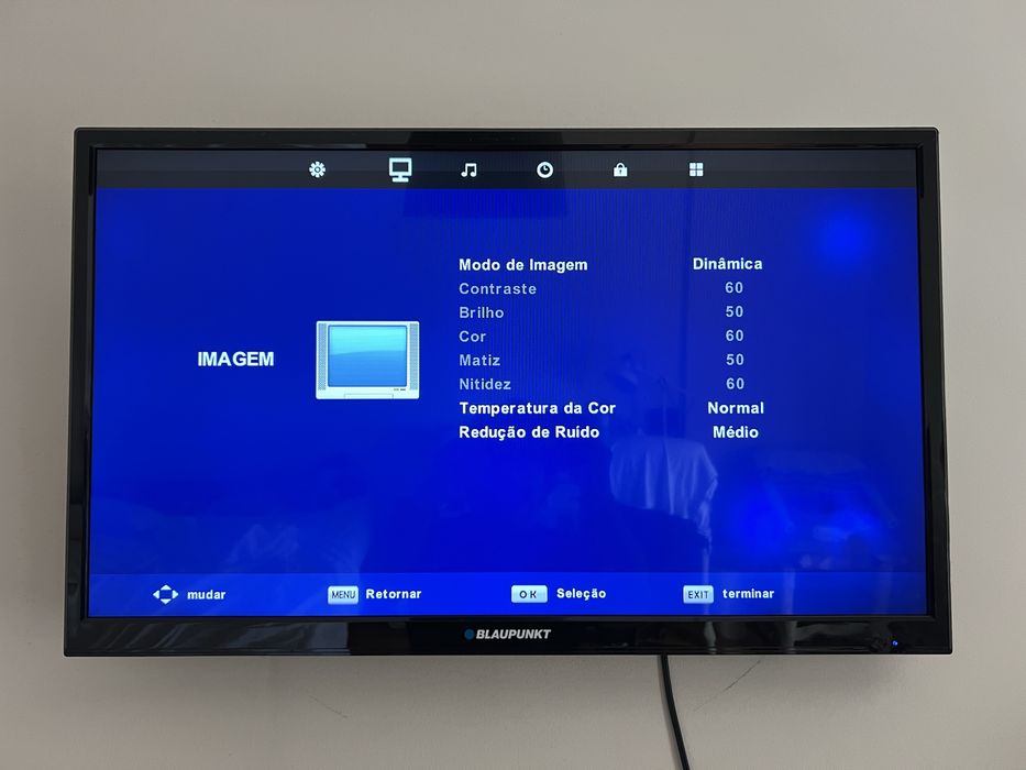 Tv Blaupunkt com suporte de parede.