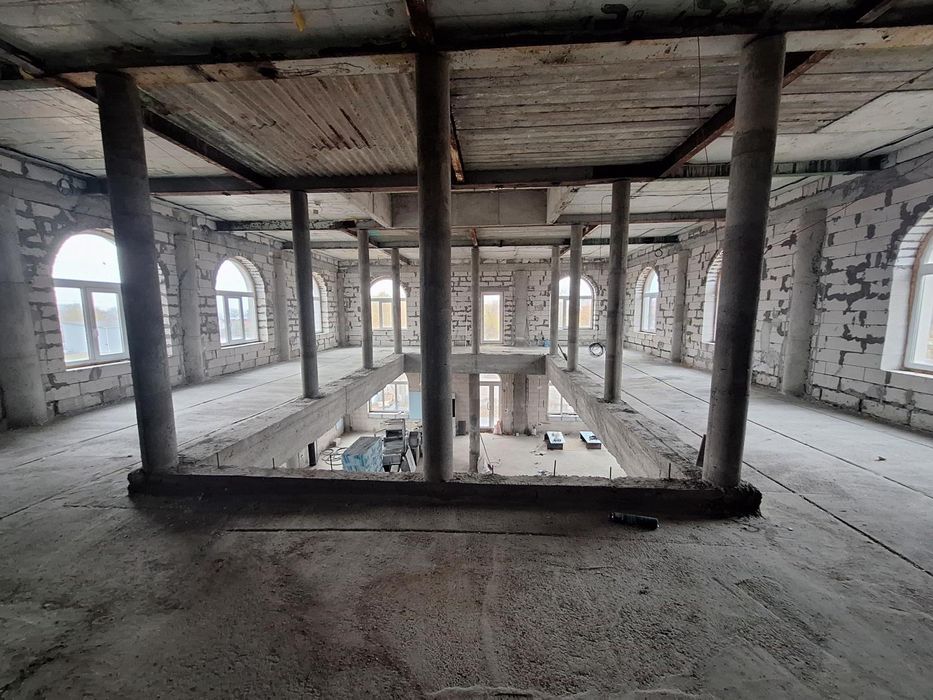 Окремо розташована будівля 1300 м² на виїзді до Дніпра