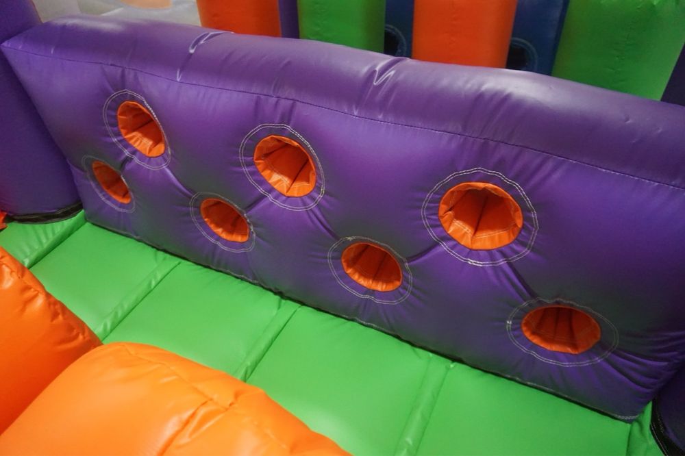 Insuflavel pista de obstaculos - PVC - semi novo