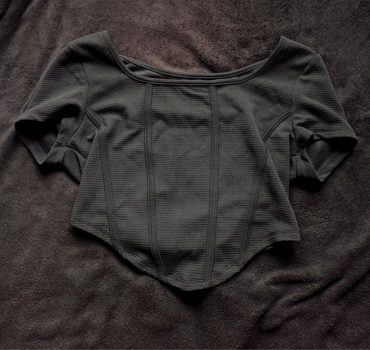 Nowy czarny crop top