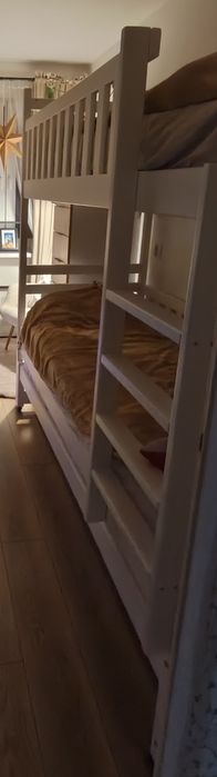 Łóżko piętrowe z szufladami i dodatkowym łóżkiem