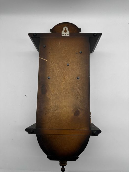 Stary wiszący zegar Hermle nakręcany wahadło drewno.