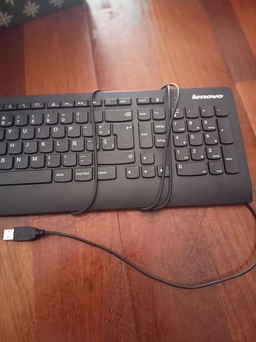 Teclado para pc da lenovo em muito bom estado. E a funcionar muito bem