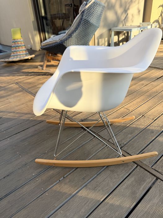 Cadeira de baloiço estilo Charles Eames