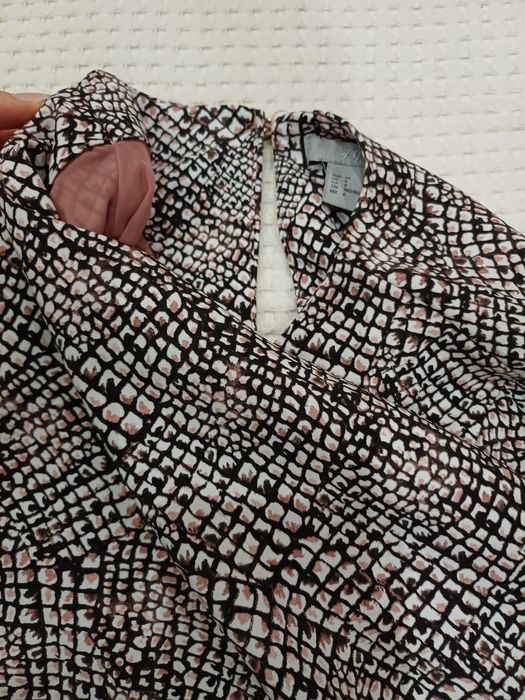 Vestido com padrão de escamas
