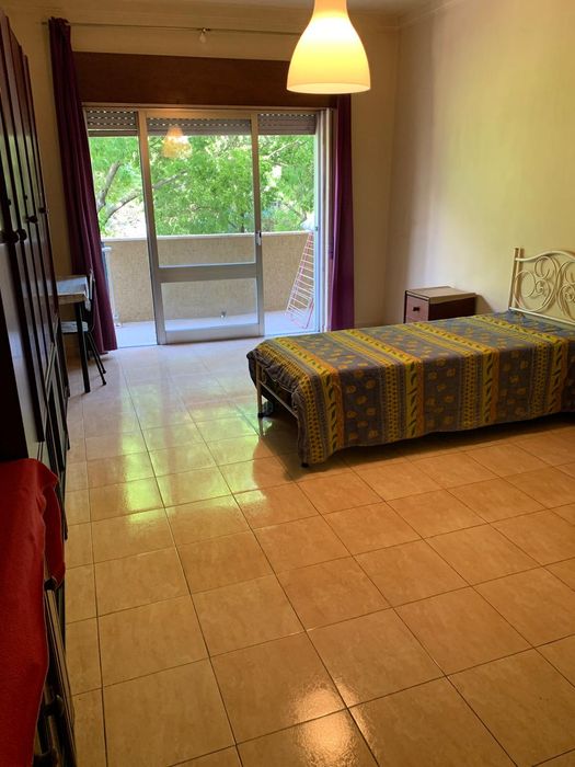 Quarto Espaçoso com Varanda