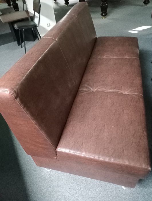 Комплект стіл і два дивани для кафе