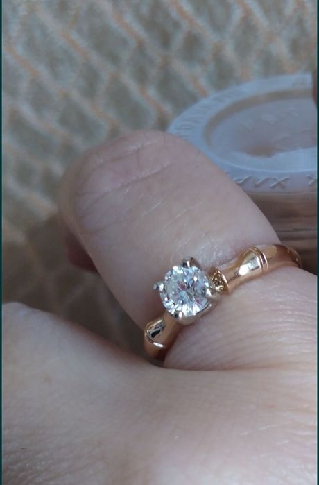 Кольцо с бриллиантом