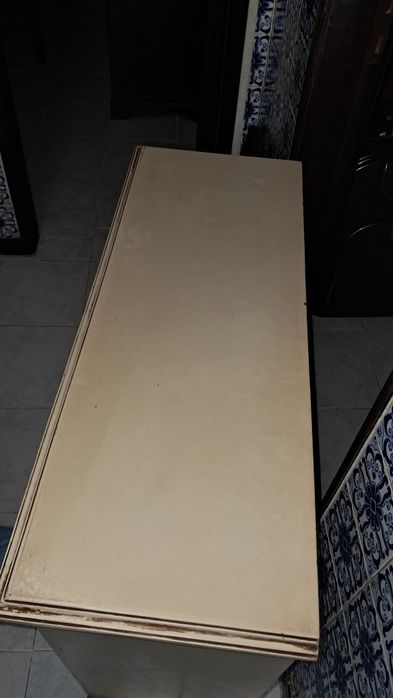 Móvel pintado a óleo