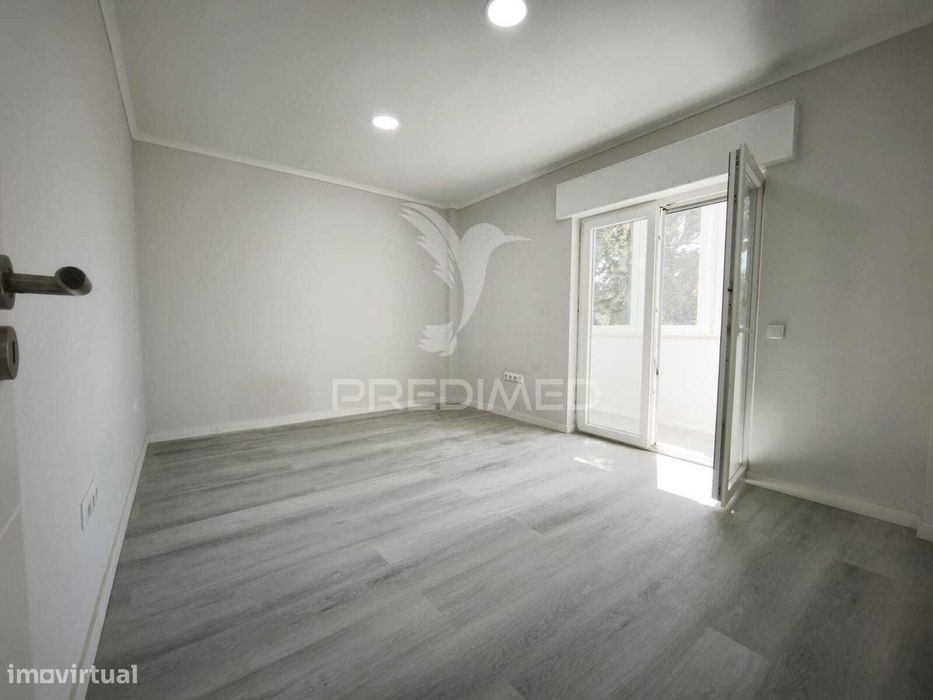 Apartamento T2 Remodelado com Arrecadação e Vista Rio – Setúbal