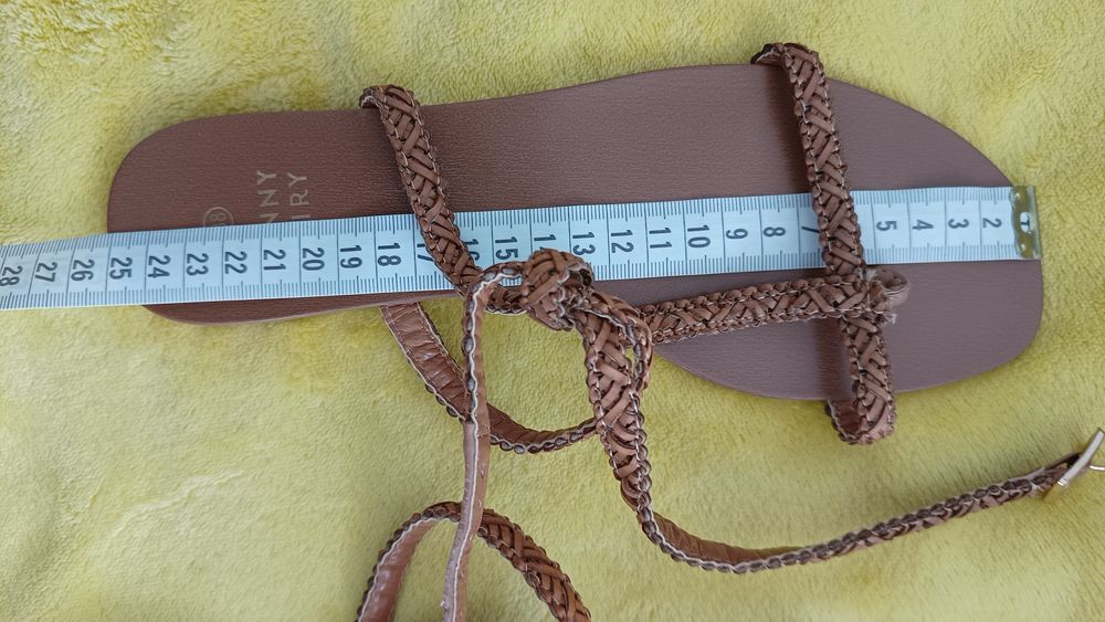 Delikatne letnie sandałki na płaskiej podeszwie