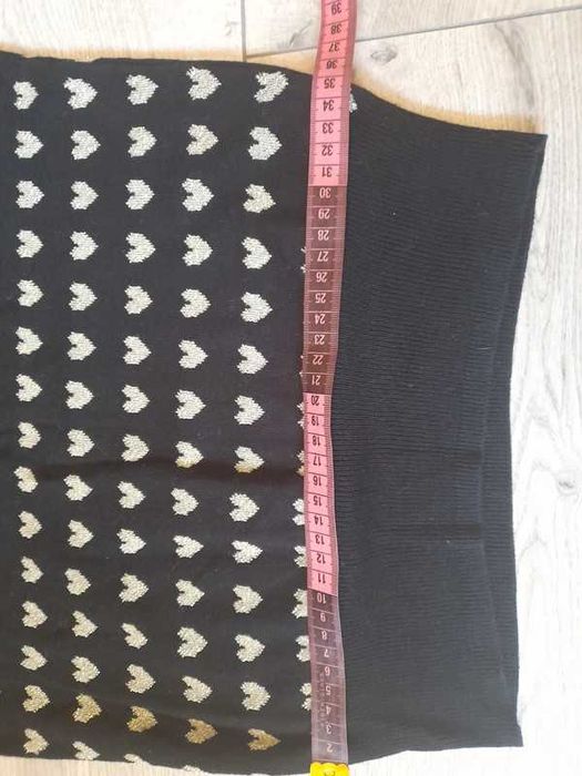 Czarny sweterek w złote serduszka.Look.