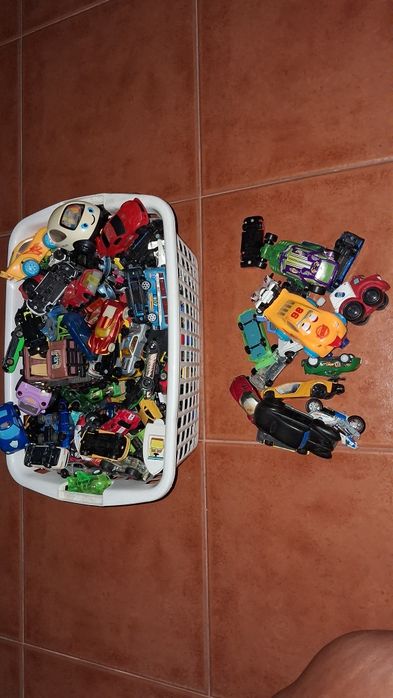 Lote de muitíssimos  carrinhos pequenos