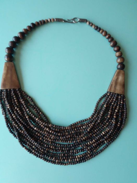 Colar com contas de madeira, usado