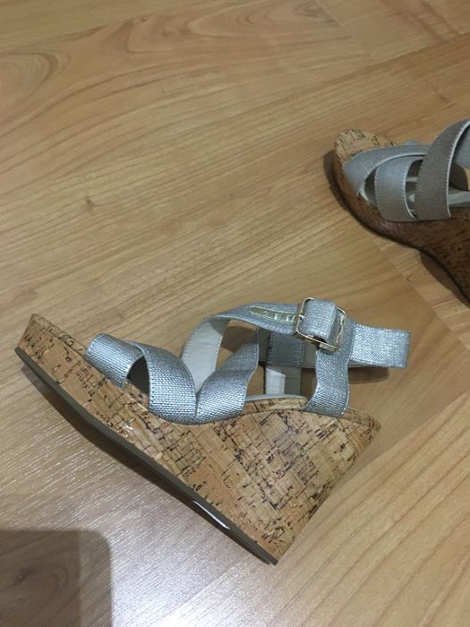 Sandalias de cunha prateadas novos Bimba e Lola