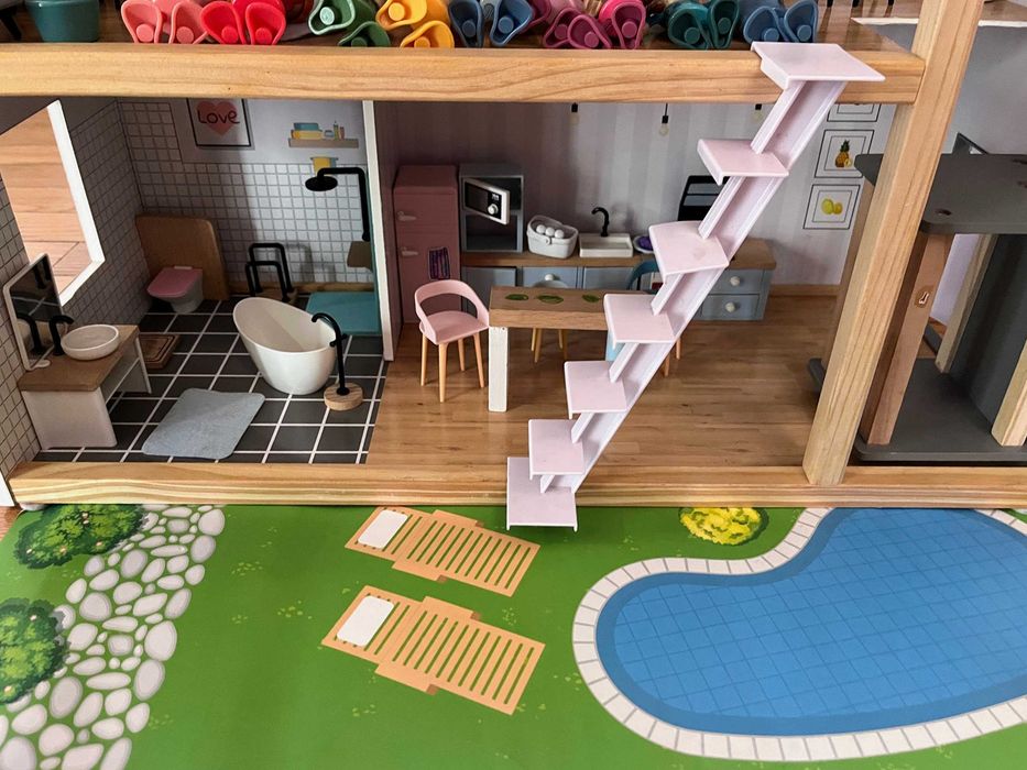 Casa de Bonecas Grande em Madeira com Elevador, Jardim/Piscina e Acessórios