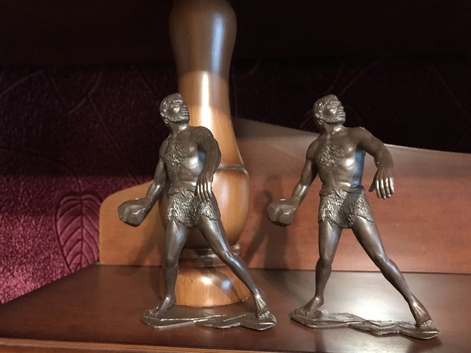 Продам фигурку неандертальца коричневый ДЗИ