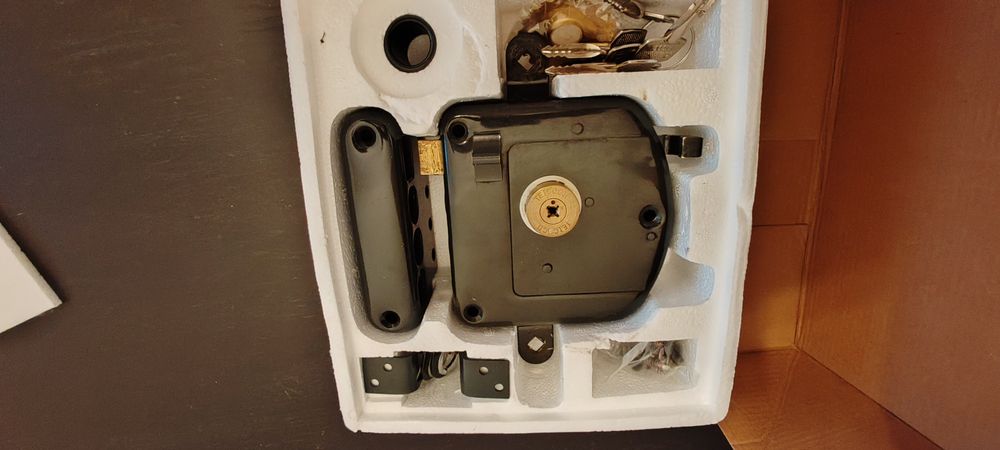 Fechadura de sobrepor com trancas