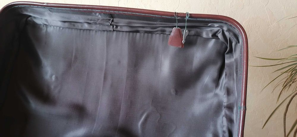 Большой кожаный чемодан.