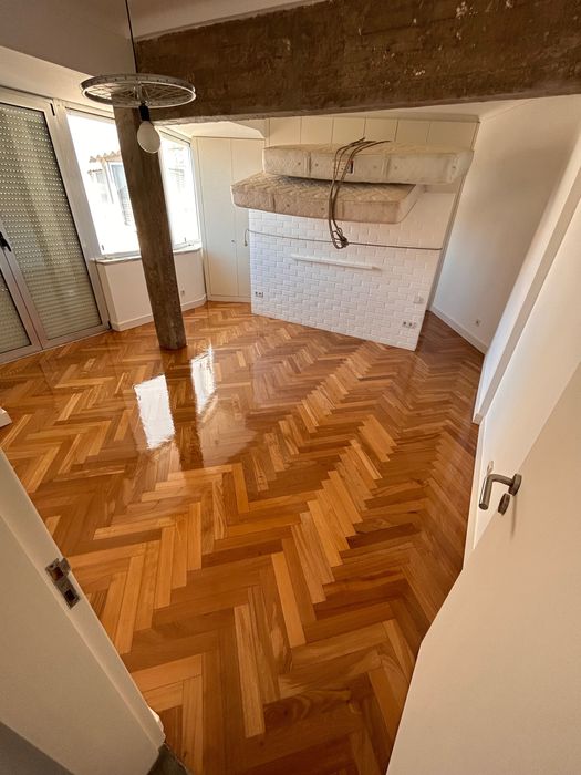 Afagamentos, envernizamentos, pinturas e lacagens de portas