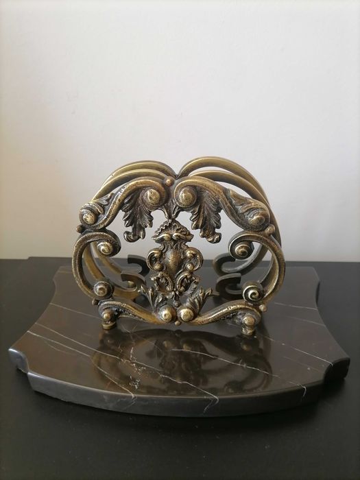Porta cartas em bronze e base em mármore preto