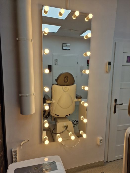 Lustro hollywood z oświetleniem wiszące do makijażu, makeupu, wizażu