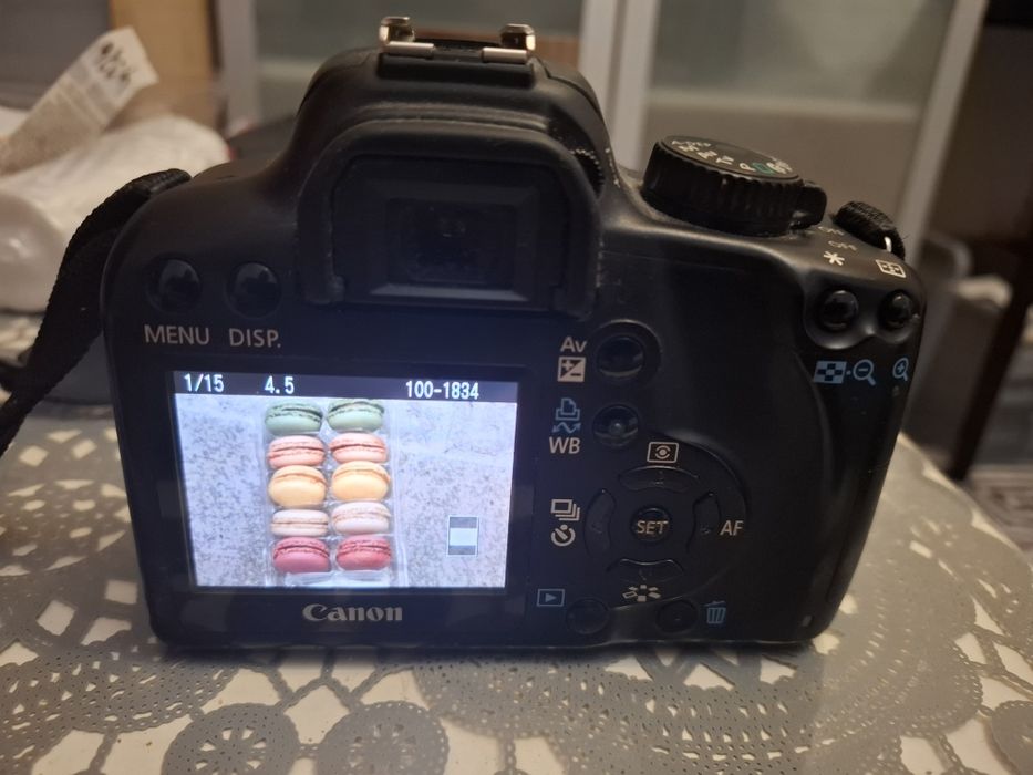 Дзеркальний фотоапарат 1000d