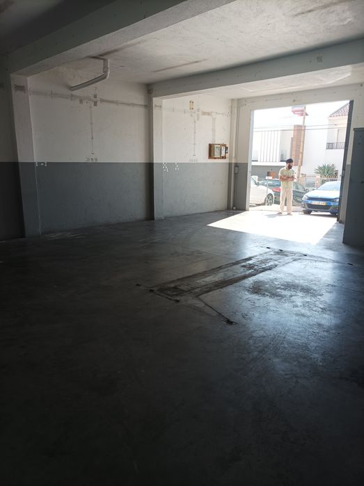 Arrenda armazém/oficina/garagem