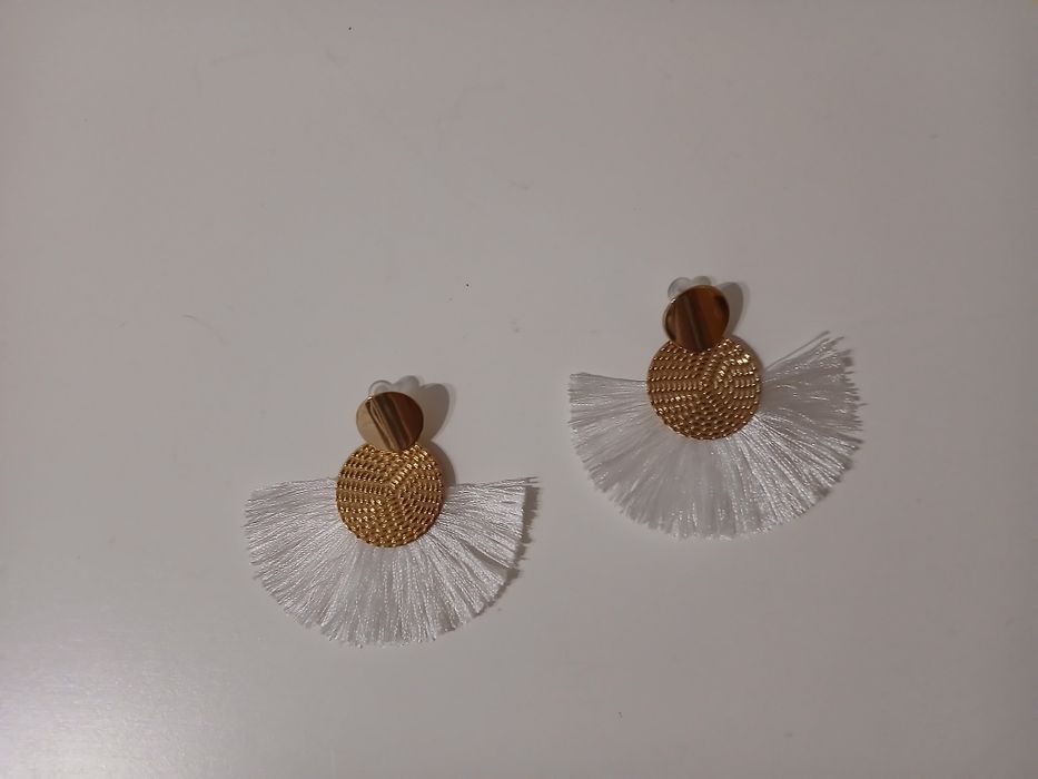 Brincos dourados e branco
