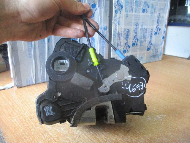 Fechadura / fecho porta frente esquerdo TOYOTA Avensis Wagon (_T25_)