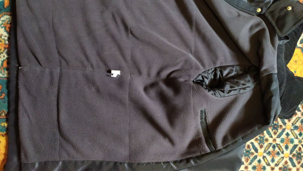 Продам демисезонную  мужскую куртку в отличном  состоянии