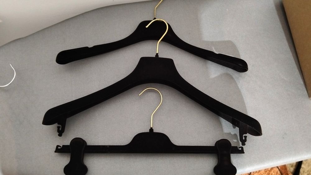 Cabides veludo castanho e dourado