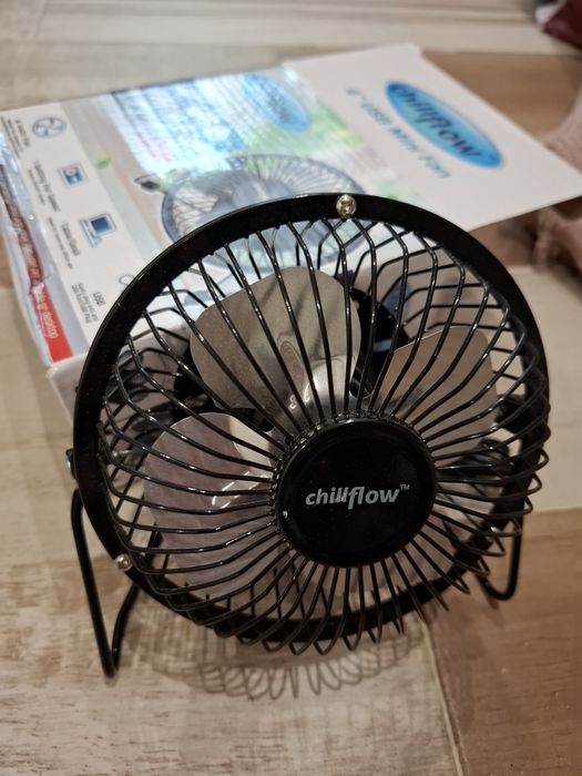Ventoinha / ventilador 4 USB nova
Ventilador de mesa alimentado por USB
Chillflow
 Velocidade: 1 definição de velocidade com interruptor ON/OFF simple