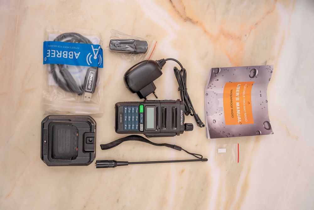Walkie-talkie, radio amador.Baofeng UVR9 Pro
VHF/UHF
Robusto e á prova