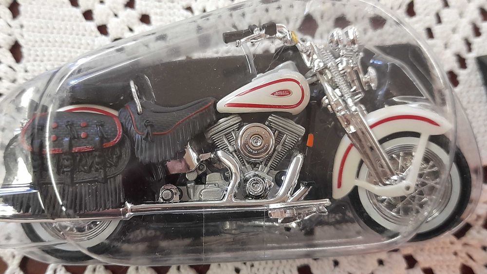 HARLEY DAVIDSON – 50 Modelos, Móvel Expositor e Livro (600 páginas)