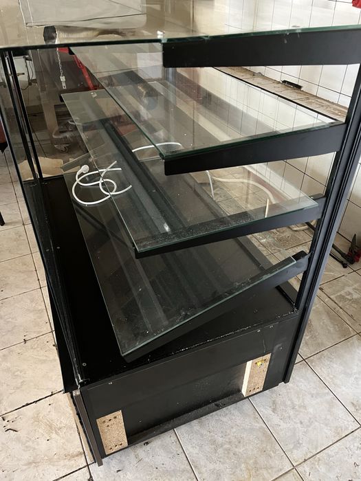 Witryna cukiernicza Igloo Cube neutralna bez chlodzenia