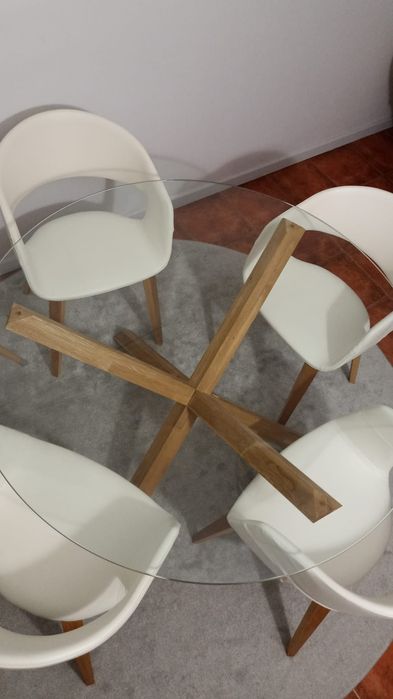 Mesa redonda com tampo de vidro