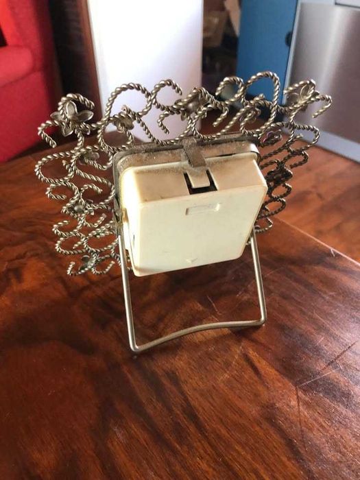 Relógio delicado em moldura trabalhada com flores em metal, bom estado