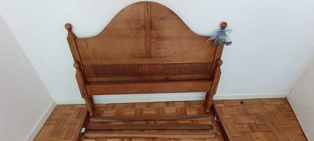 Cama madeira maciça em bom estado!