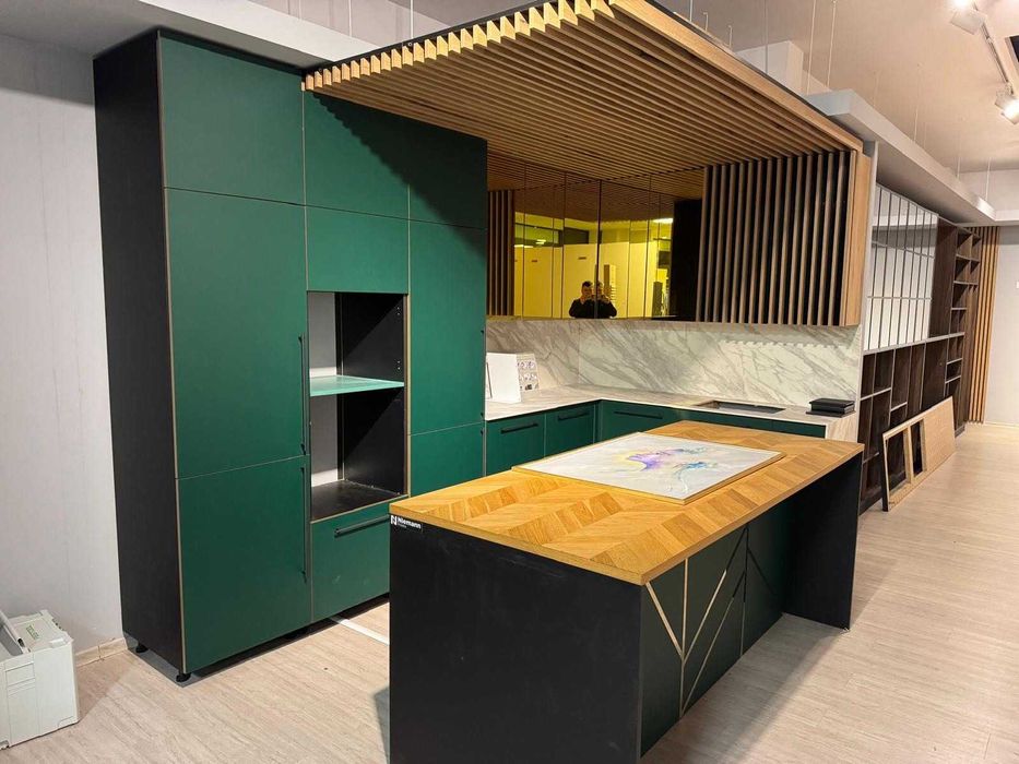 Nowoczesna kuchnia zielono-złota z wyspą – POWYSTAWOWA