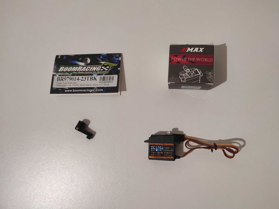 RC servo EMAX e bandeira