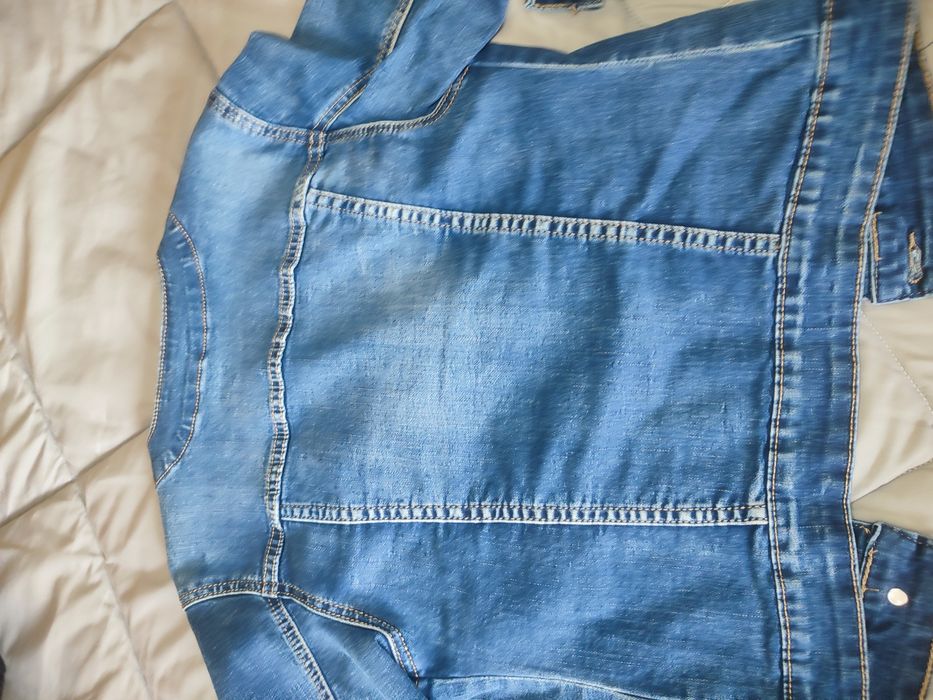 Casaco de ganga com detalhes de pérolas