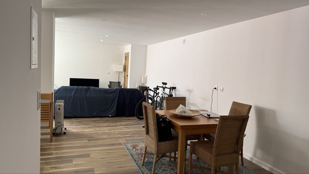 Moradia isolada T7 no Lourel-Sintra, no piso -1, tem um apartamento T2