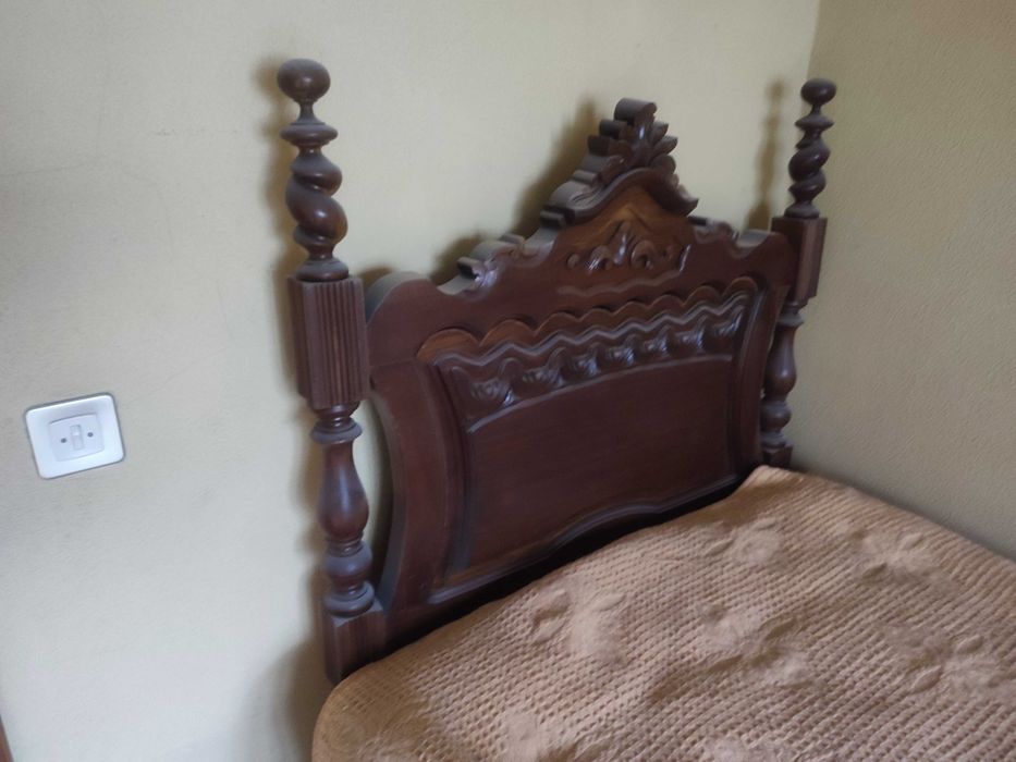 Cama e mesa de cabeceira em madeira